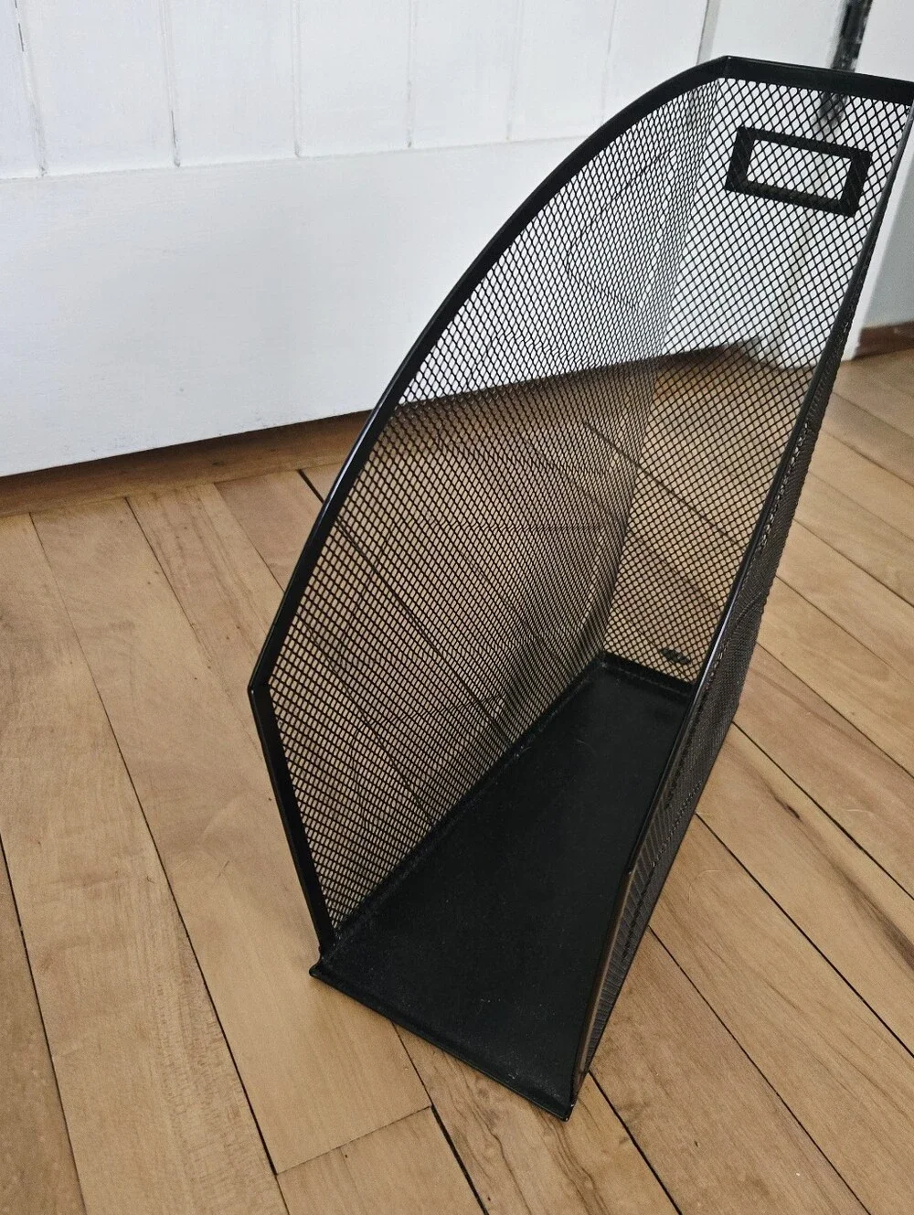Black Mesh Metal Magazine File Organizer – Modern Desktop File Holder